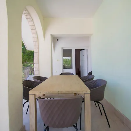 Kameni Dvori Apartment *